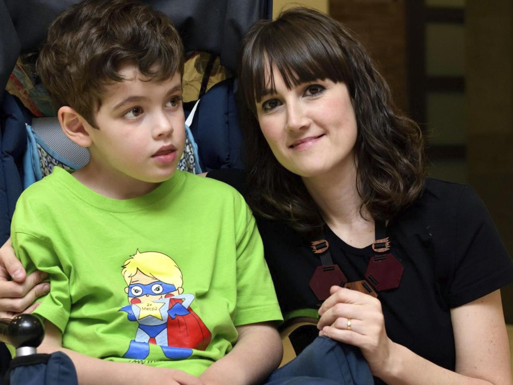 Ana Mourelo junto a su hijo Aitor Brocal, quien sufría el síndrome de duplicación MECP2.