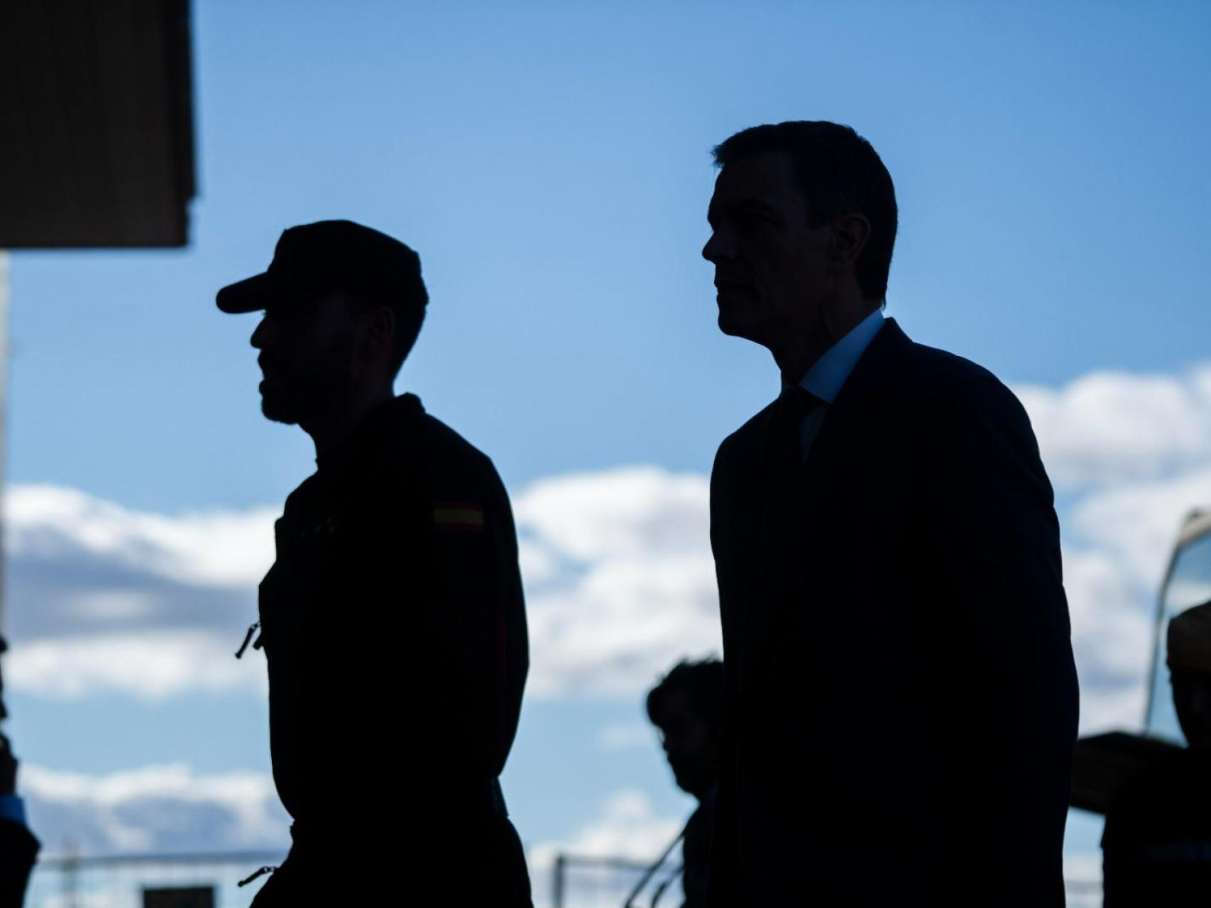 Pedro Sánchez visita en Bétera (Valencia) las unidades del Ejército desplegadas por la dana, este jueves.