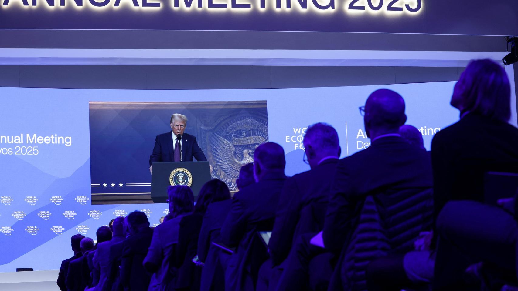 Donald Trump, en pantalla, ante los asistentes al Foro de Davos.