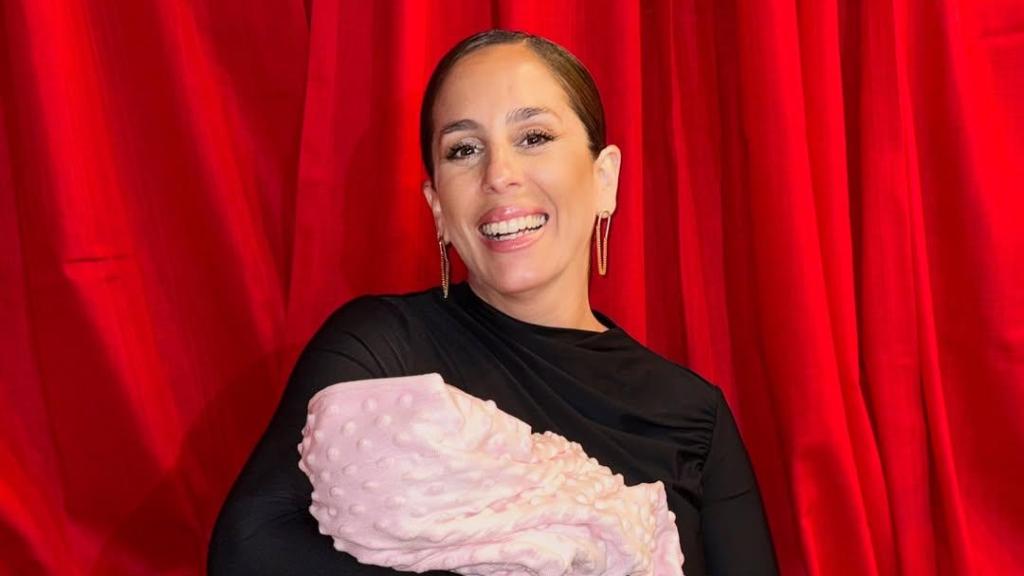 Anabel Pantoja vuelve feliz junto a su pequeña a casa.