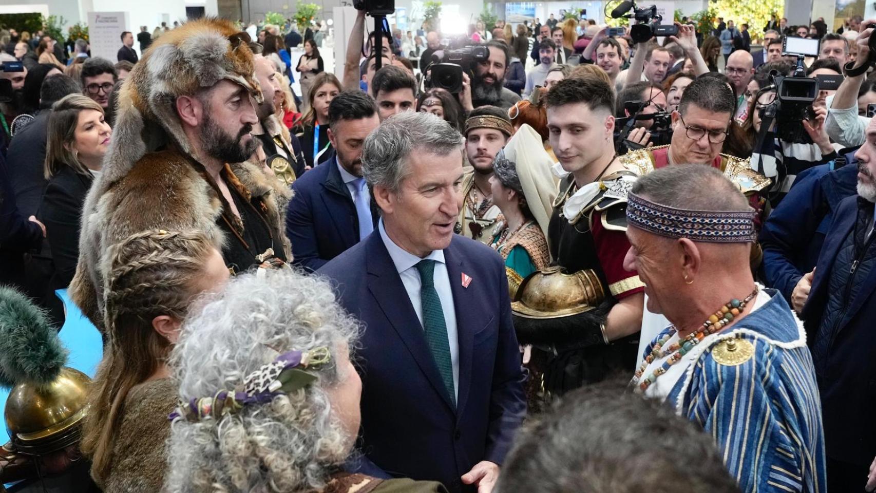 Alberto Núñez Feijóo, presidente del PP, este jueves, durante su vsita a Fitur 2025.