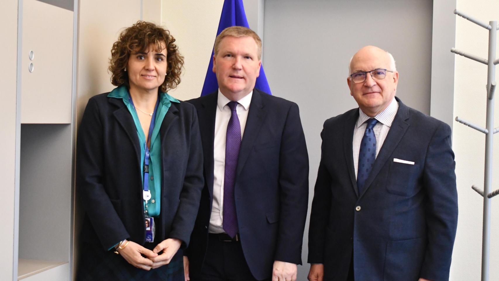 El comisario de Justicia, Michael McGrath, entre Dolors Montserrat y Javier Zarzalejos, el pasado martes en Estrasburgo.
