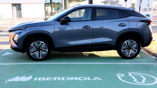 El Omoda 5 EV en un punto de recarga de la red de Iberdrola.