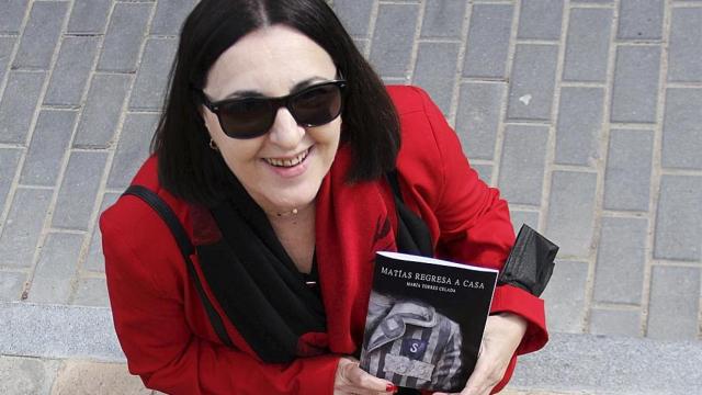 María Torres con el libro en honor a Matías