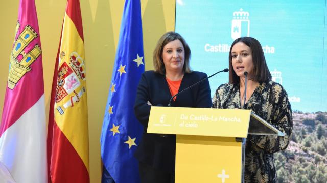 La consejera de Economía, Empresas y Empleo, Patricia Franco, escucha la intervención de la directoral general de Turismo, Ana Isabel Fernández Samper, en Fitur.