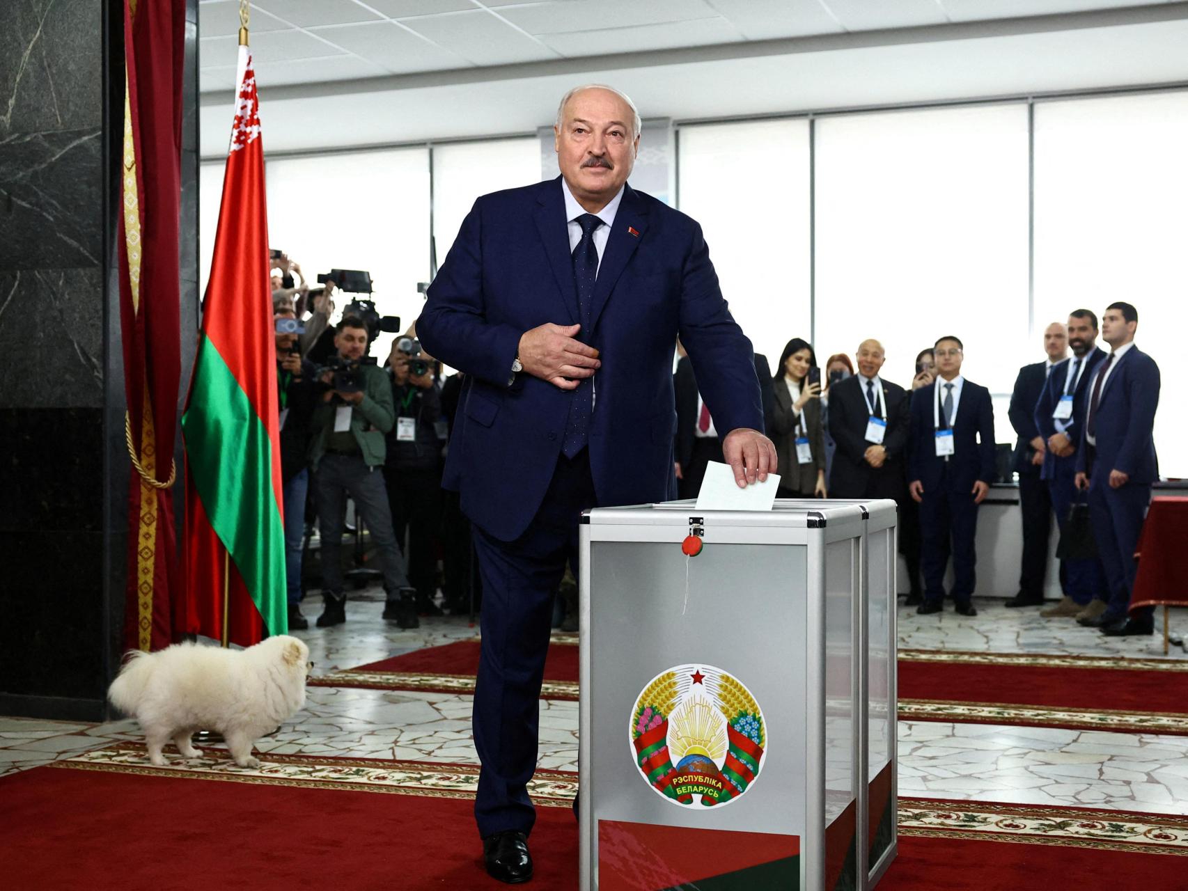 Alexander Lukashenko, este domingo durante la jornada electoral en Bielorrusia