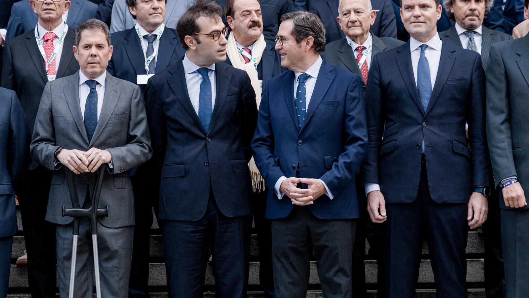 Carlos Cuerpo, ministro de Economía, Comercio y Empresa, junto al presidente de Cepyme, Gerardo Cuerva, y el presidente de la CEOE, Antonio Garamendi, en una jornada de Cepyme.