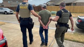 Un grupo de latinos es detenido por ICE en un parque en Arkansas a pesar de mostrar permisos de trabajo y Real ID
