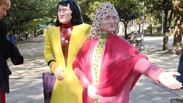 Estatua de las Dos Marías de la Alameda de Santiago.