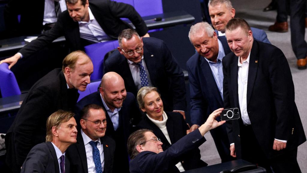 Alice Weidel y otros diputados del partido Alternativa para Alemania celebran con un selfi el resultado de la votación.