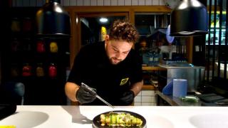 El discípulo de Dabiz Muñoz que abre un puesto de alta cocina a bajo precio: La cola da la vuelta al mercado