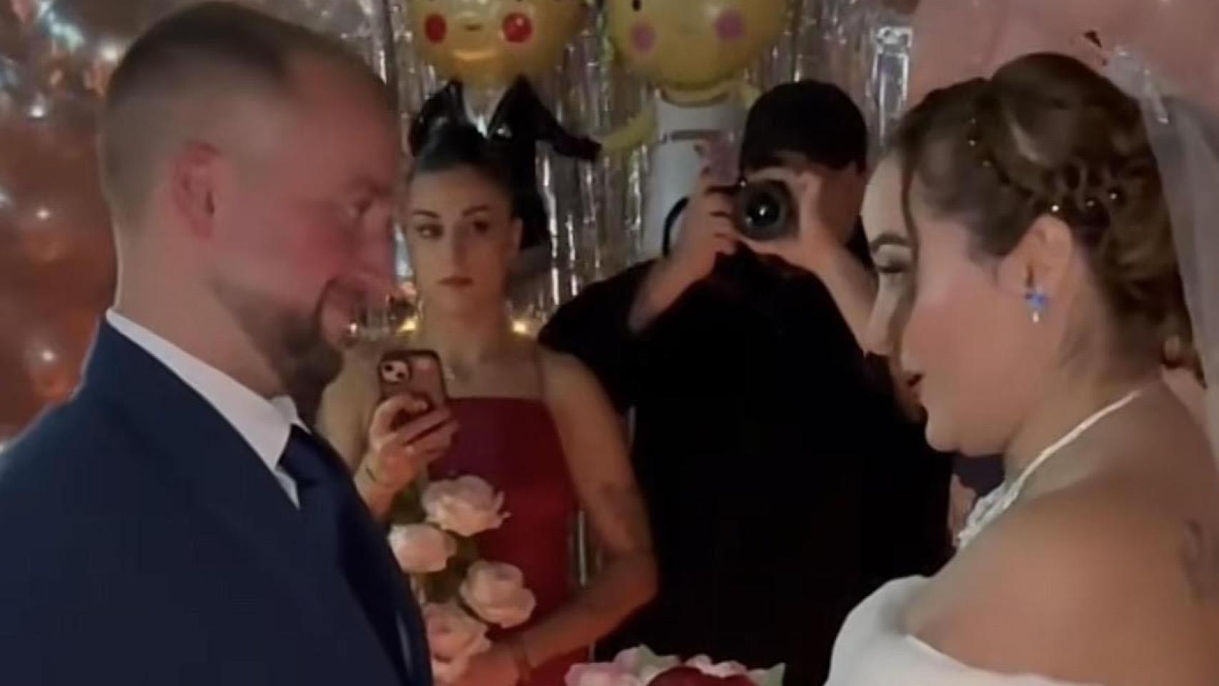 Luna y Miguel durante su boda. EE