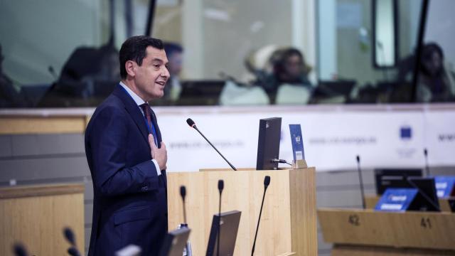 El presidente de la Junta de Andalucía, Juanma Moreno, este viernes en la reunión del grupo del Partido Popular Europeo (PPE) en el Comité Europeo de las Regiones.