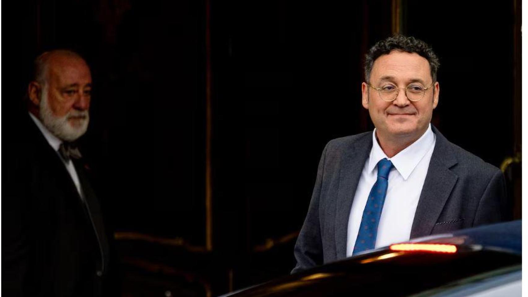 Álvaro García Ortiz,  a su salida del Tribunal Supremo. Detrás, el fiscal de Sala Javier Huete./