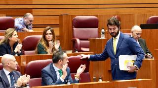 El portavoz de Vox Juan García-Gallardo recibe el aplauso de su grupo tras su intervención en el Pleno de las Cortes