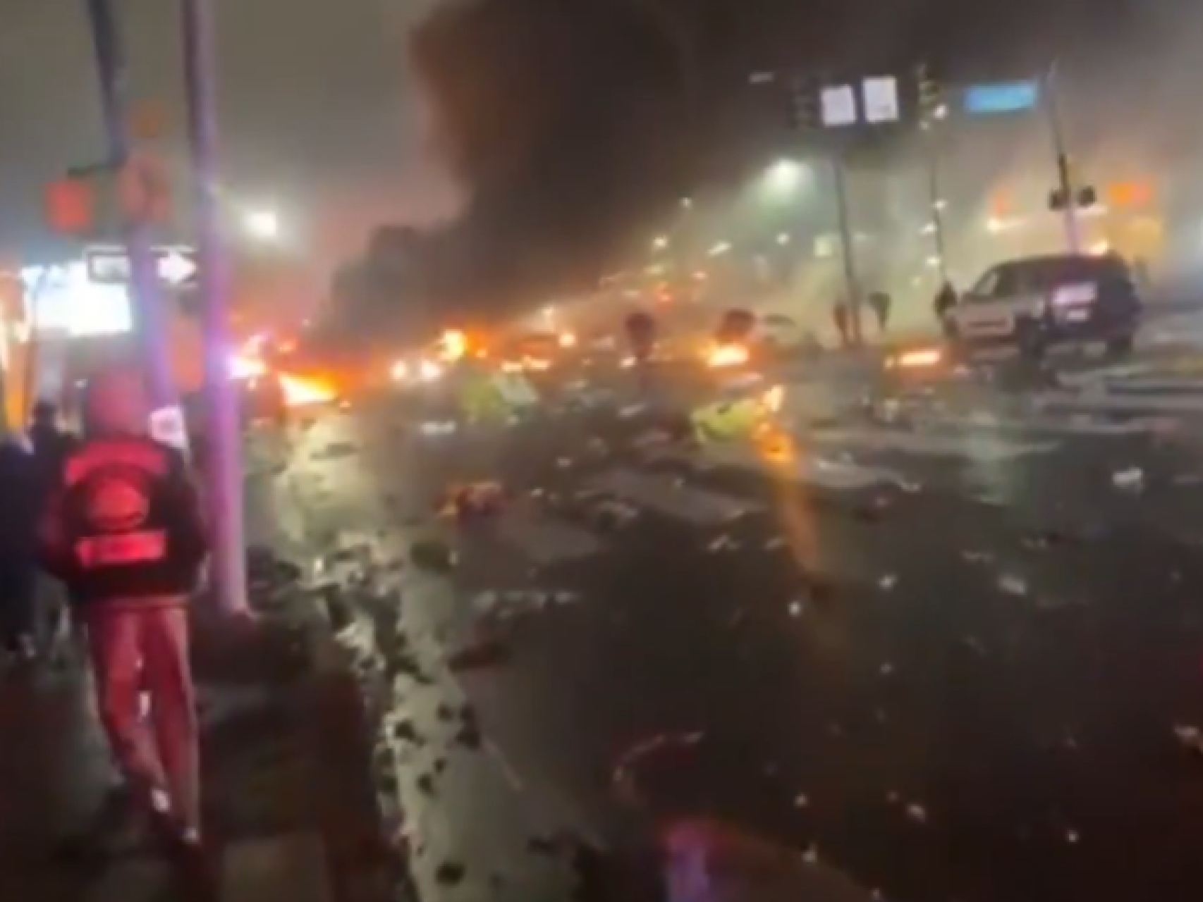 Restos del avión accidentado e incendios cerca del Roosevelt Mall en Cottman, Filadelfia.