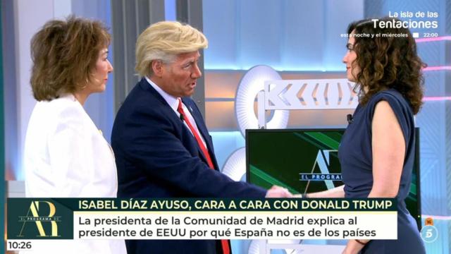 Carlos Latre, caracterizado como Donald Trump, saluda a Isabel Díaz Ayuso en 'El programa de AR'.