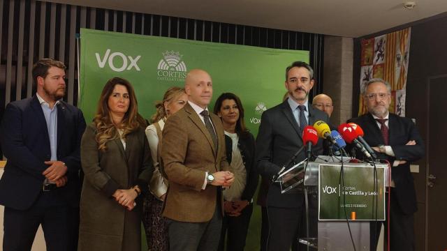 El nuevo portavoz de Vox en las Cortes de Castilla y León, David Hierro, acompañado del resto de procuradores de la formación, durante la rueda de prensa del pasado lunes