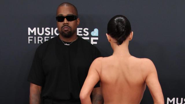 Kanye West y Bianca Censori en los Premios Grammy.