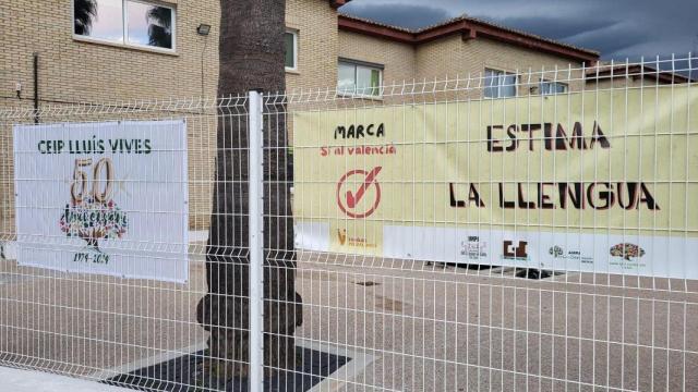 Pancartaa denunciada antes de la consulta  los padres en el CEIP Lluis Vives, La Carrasca y IES Gregori Maians.