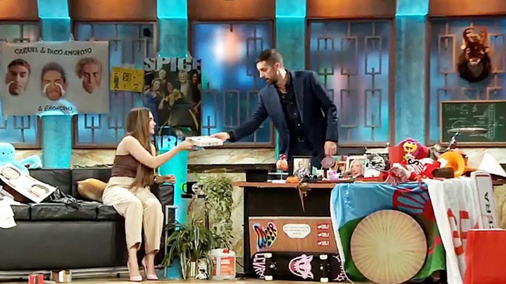 Broncano y Melody con los toritos de Dulces El Toro