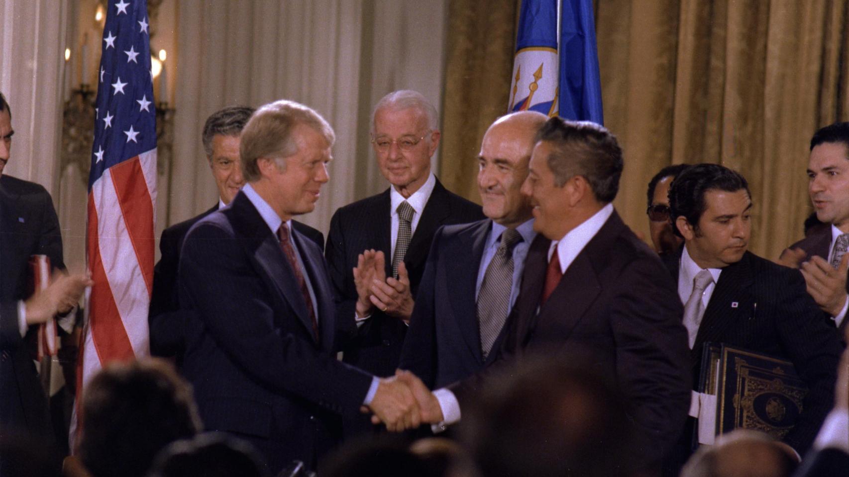 El presidente estadounidense Jimmy Carter y el jefe del gobierno panameño Omar Torrijos después de firmar los tratados. Foto: Wikipedia.
