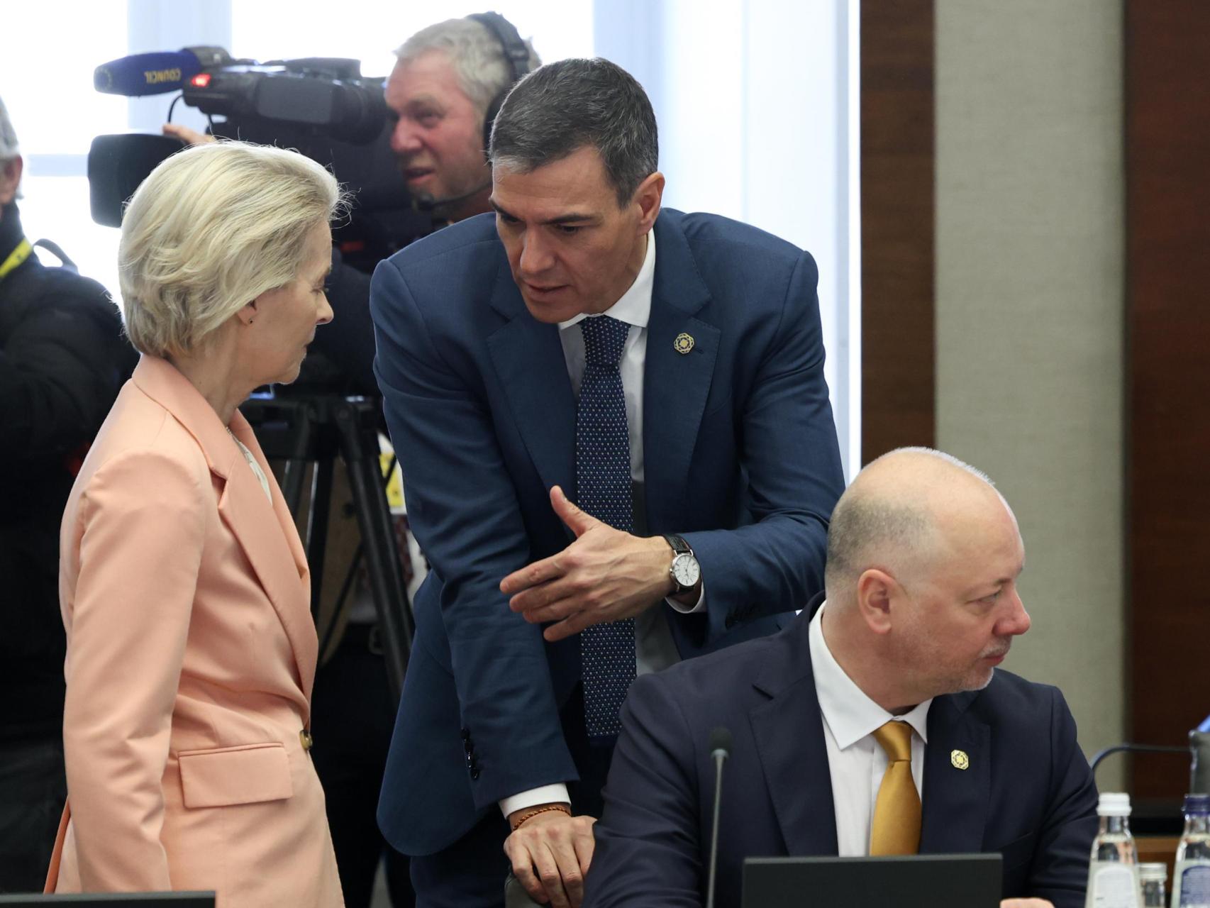 Pedro Sánchez conversa con Ursula von der Leyen durante la cumbre de este lunes en Bruselas