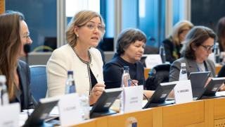Henna Virkkunen, junto a Teresa Ribera, vicepresidentas ejecutivas de la Comisión Europea, en la conferencia de presidentes del Parlamento Europeo.