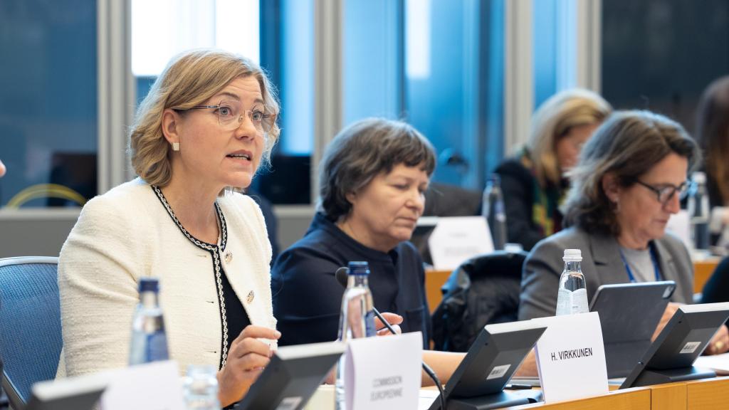 Henna Virkkunen, junto a Teresa Ribera, vicepresidentas ejecutivas de la Comisión Europea, en la conferencia de presidentes del Parlamento Europeo.