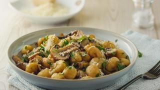 Plato de ñoquis con setas.