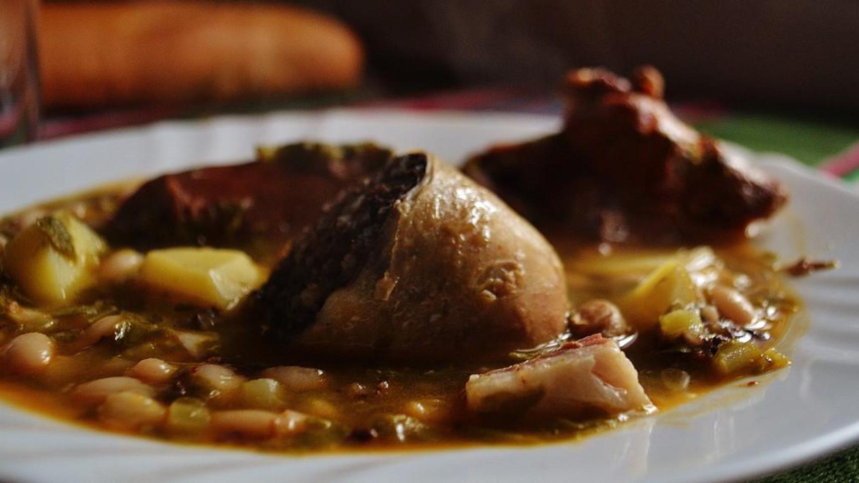 El mejor cocido montañés de Cantabria se come en este bonito pueblo: un  restaurante famoso por su lechazo al horno