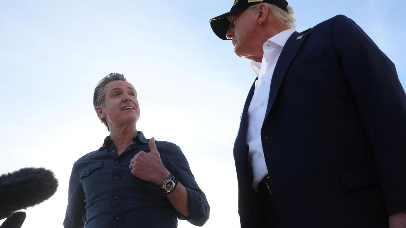El gobernador de California, Gavin Newsom, habla con EE. UU. el presidente Donald Trump.