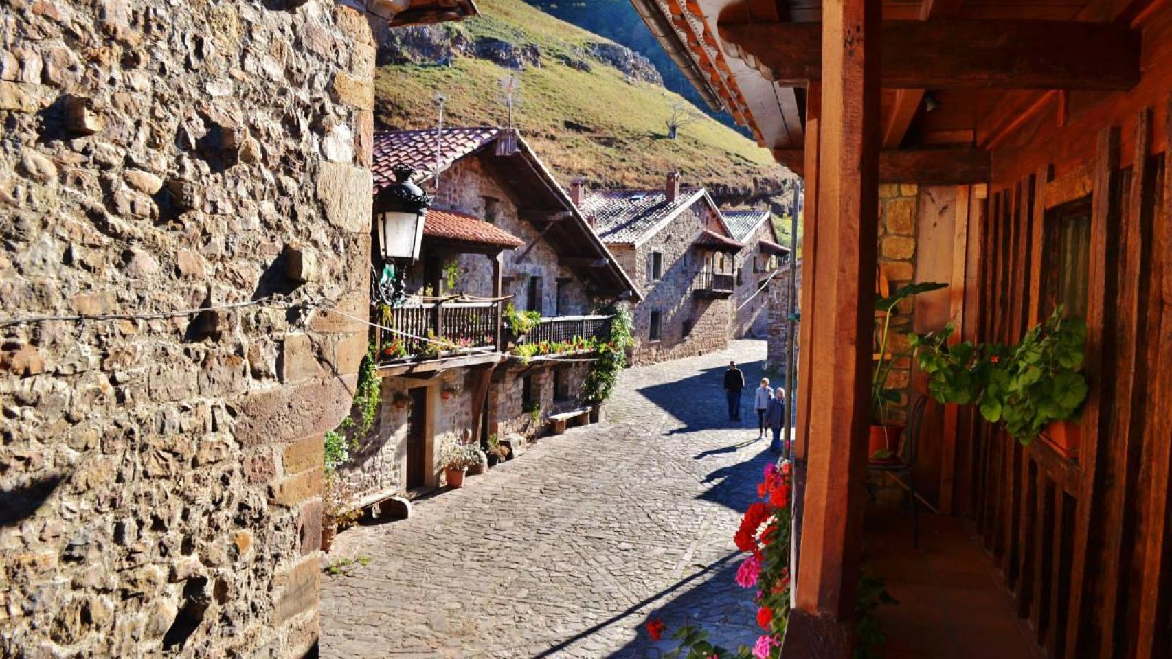 El mejor cocido montañés de Cantabria se come en este bonito pueblo: un  restaurante famoso por su lechazo al horno