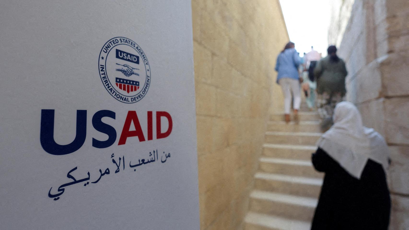 Los visitantes suben una escalera durante la apertura del proyecto de restauración en el histórico Bimaristan Al-Muayyad Sheikh, uno de los hospitales más antiguos después de extensas renovaciones llevadas a cabo  por USAID.