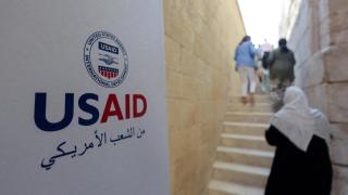: Los visitantes suben una escalera durante la apertura del proyecto de restauración en el histórico Bimaristan Al-Muayyad Sheikh, uno de los hospitales más antiguos después de extensas renovaciones llevadas a cabo  por USAID.