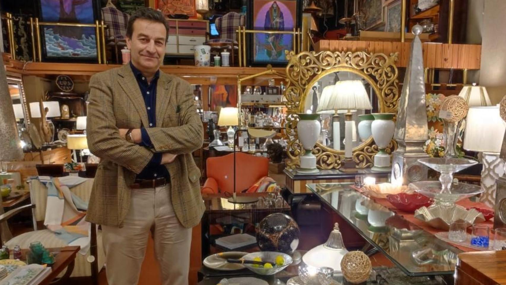 Antonio Concheiro, en el interior de su establecimiento de decoración de la calle Ferrol.