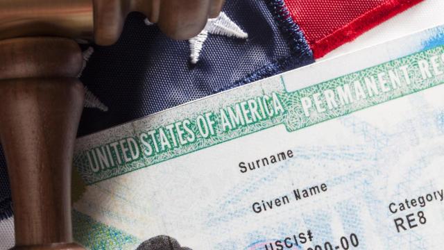 La Green Card permite al portador vivir y trabajar de forma legal en los Estados Unidos.