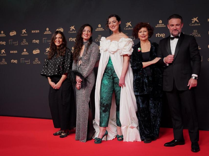 Icíar Bollaín (segunda por la derecha) en los Premios Goya 2025