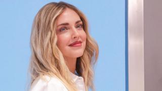 El 'look' con el que Chiara Ferragni ha llevado a sus hijos al colegio: vestido con estampado floral y botas de caña alta