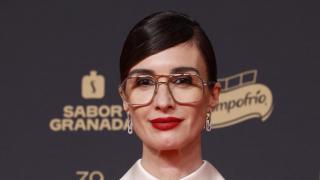 Paz Vega apuesta por la moda francesa con este vestido bordado que ha combinado con unas alpargatas de Toni Pons