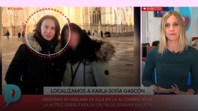 Karla Sofía Gascón durante su visita a León