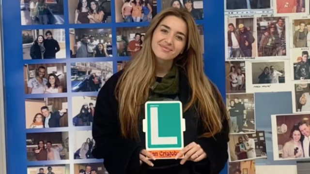 Lola Índigo posando con la L.