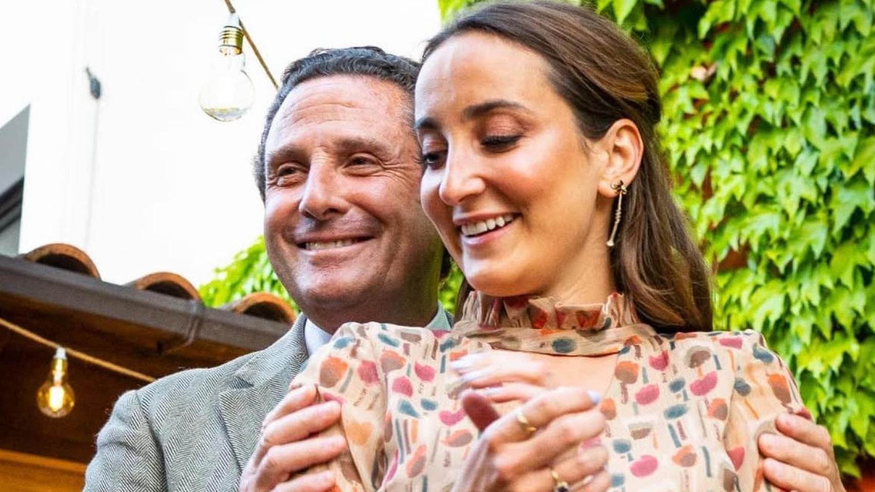 Vituco Pombo con su hija Lucía y su pareja.