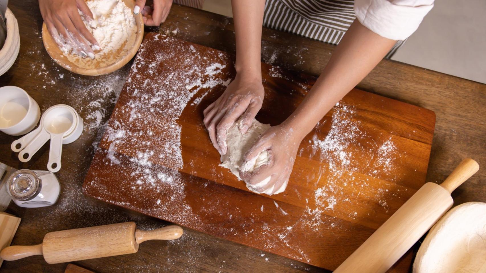 Una familia hace un postre