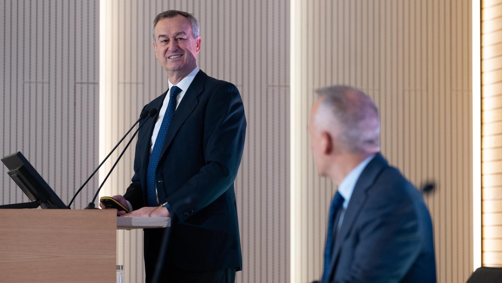 César González-Bueno, consejero delegado de Sabadell, junto a Sergio Palavecino, director financiero del banco, durante la presentación de los resultados de 2024 de la entidad.