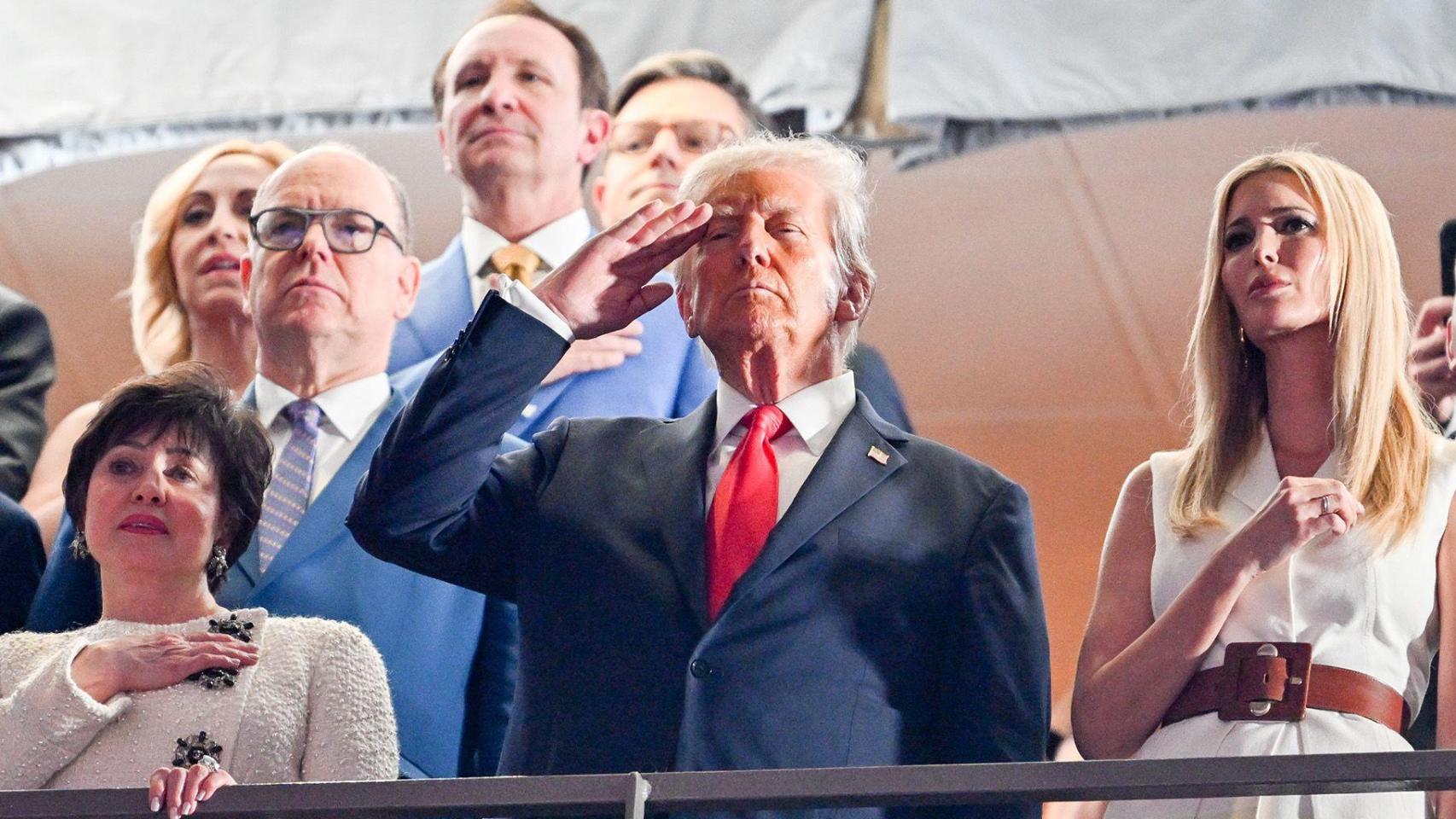 Alberto de Mónaco, Donald Trump y su hija Ivanka en la Super Bowl.