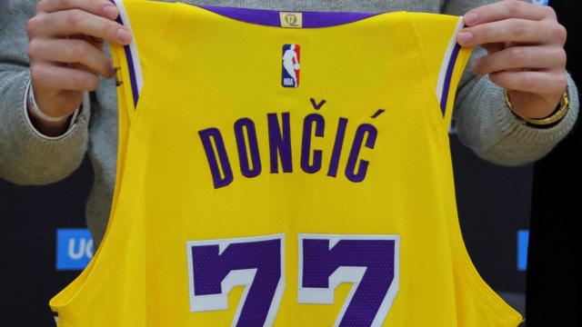 La camiseta 77 de Doncic en los Lakers