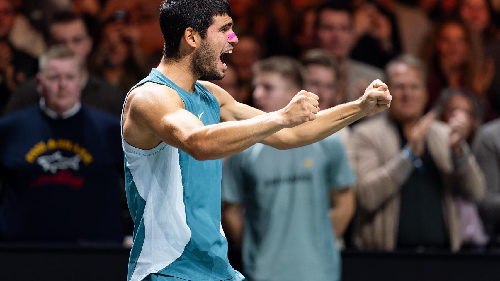 Carlos Alcaraz celebra su victoria en el ATP 500 de Róterdam