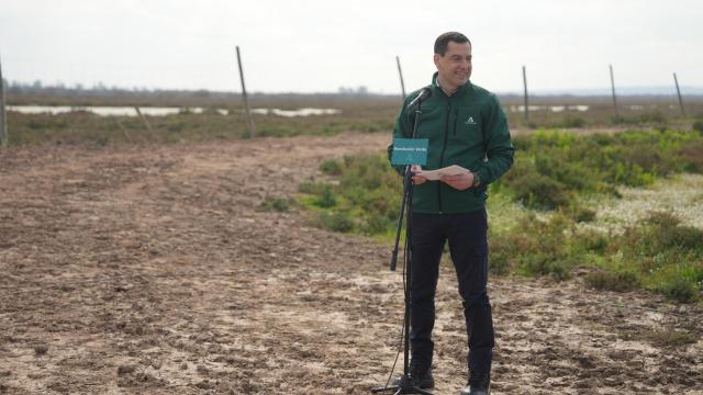 Juanma Moreno, este lunes en Doñana al hacer el anuncio.