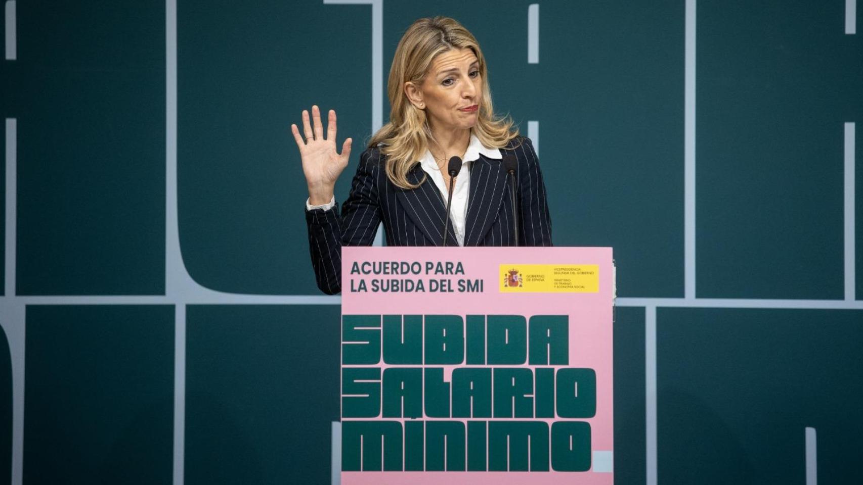 Yolanda Díaz, este lunes en el Ministerio de Trabajo, en Madrid, tras la firma del acuerdo de subida del SMI con los sindicatos.